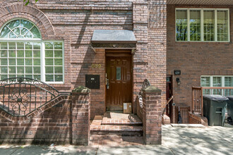 689 Bedford Avenue in Brooklyn, NY - Foto de edificio - Building Photo