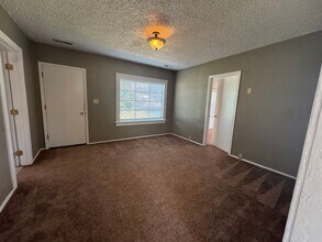 1553 NW Calkins Ave in Roseburg, OR - Building Photo - Building Photo