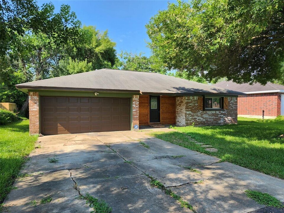 2006 Redwood St in Kemah, TX - Building Photo