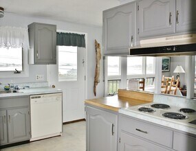 652 Jerry Brown Farm Rd in South Kingstown, RI - Building Photo - Building Photo