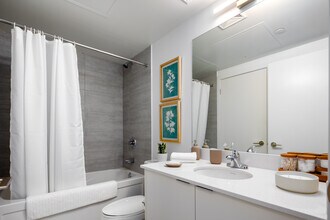 LNX Residences in Toronto, ON - Building Photo - Interior Photo