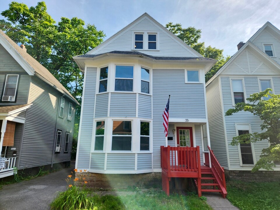 35 Lawton St in Rochester, NY - Building Photo