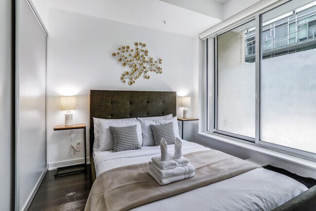 150 Simcoe St in Toronto, ON - Building Photo - Building Photo