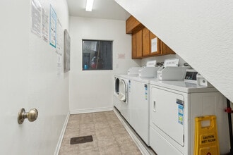 Champlin Properties in Los Angeles, CA - Foto de edificio - Building Photo