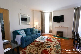 1874 Beacon St, Unit 5 in Brookline, MA - Foto de edificio - Building Photo