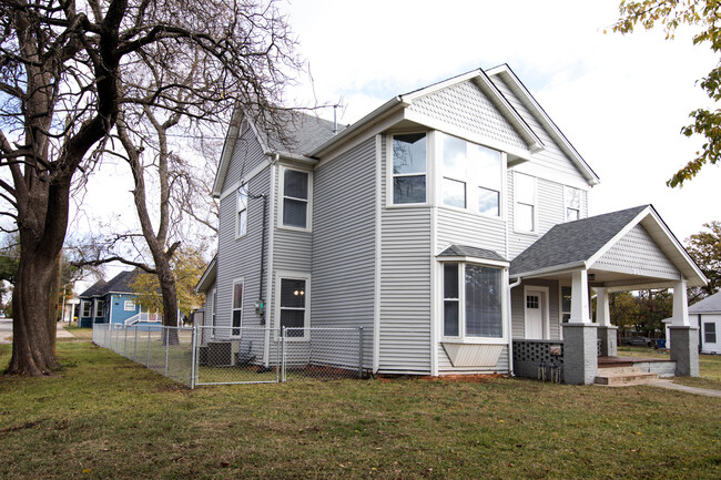 931 W Chestnut St in Denison, TX - Building Photo - Building Photo