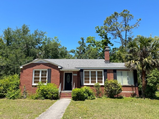 property at 512 Suwannee Ave
