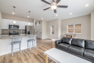 305 W Washington St in Champaign, IL - Foto de edificio - Interior Photo