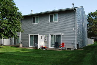 Baha Townhouses in Sioux Falls, SD - Building Photo - Building Photo