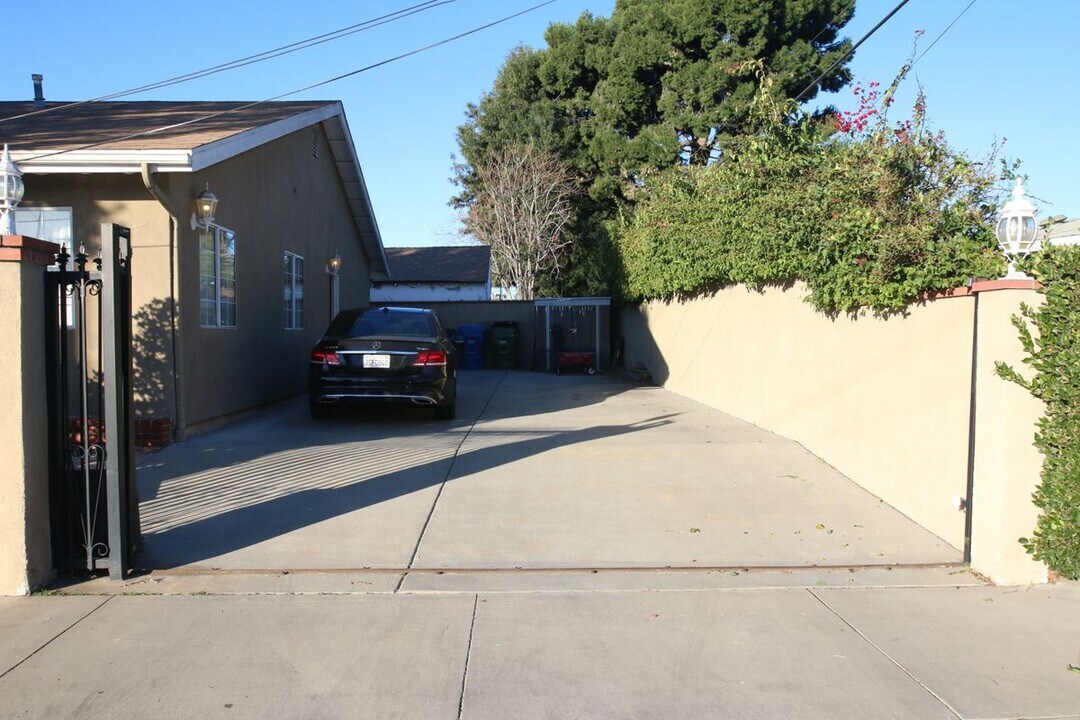 12205 Oxnard St in Los Angeles, CA - Building Photo