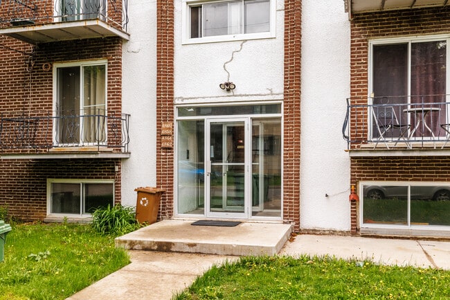 4864 Laniel Rue in Pierrefonds, QC - Building Photo - Building Photo