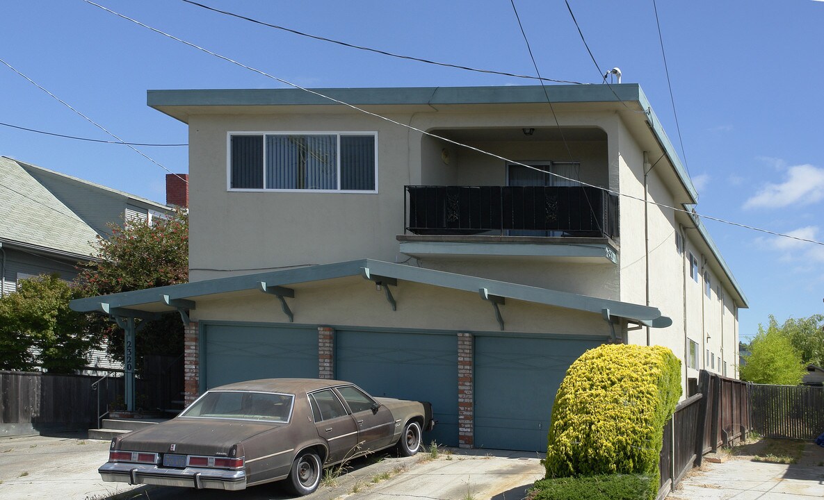 2320 Coloma St in Oakland, CA - Building Photo