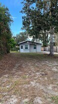 1134 Co Rd 464 in Lake Panasoffkee, FL - Building Photo