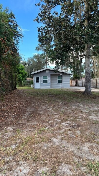 1134 Co Rd 464 in Lake Panasoffkee, FL - Building Photo