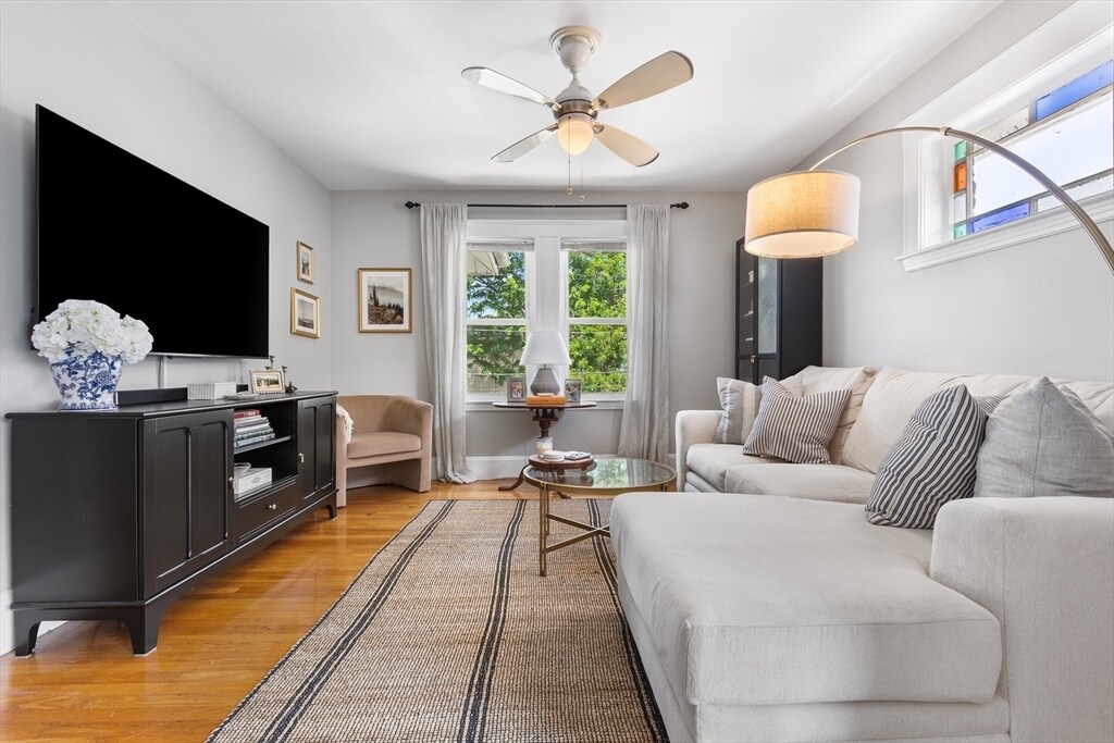 28-30-30 Burgoyne St in Boston, MA - Building Photo