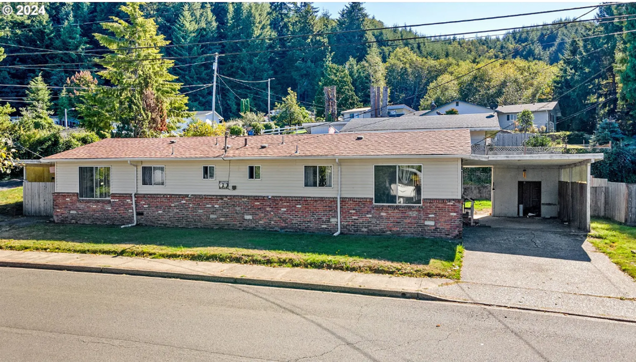 2460-2462 Bowman Rd in Reedsport, OR - Building Photo