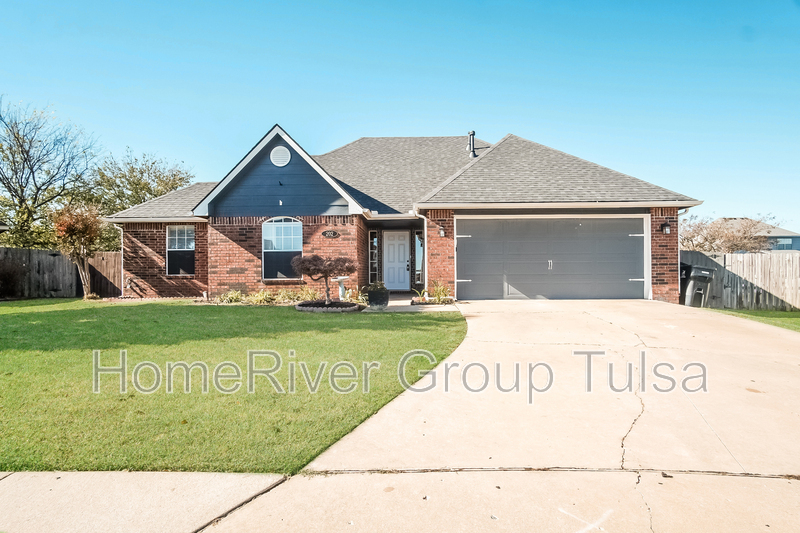 202 E Juneau Pl in Broken Arrow, OK - Building Photo