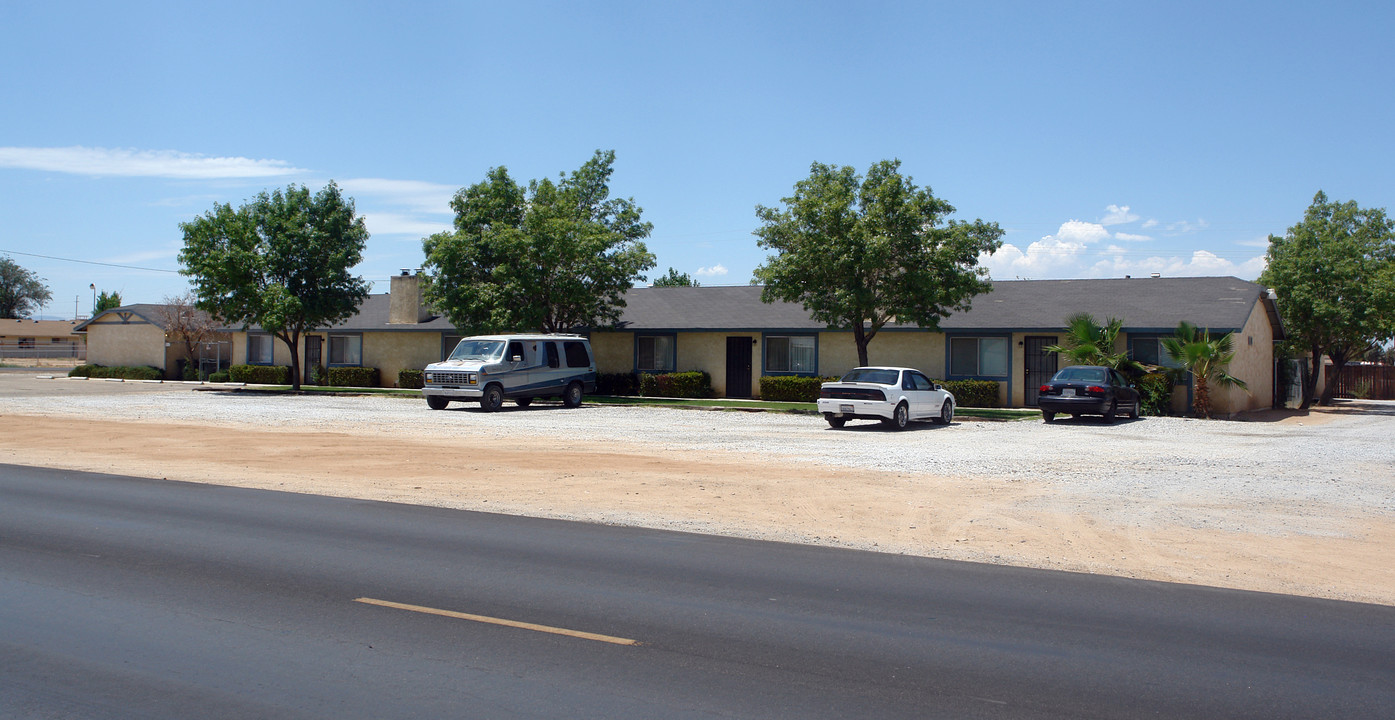 12332 Central Rd in Apple Valley, CA - Building Photo