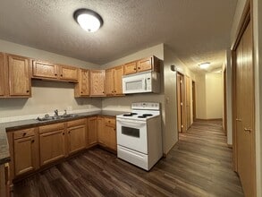 1965 Deerfield Dr in McPherson, KS - Building Photo - Building Photo