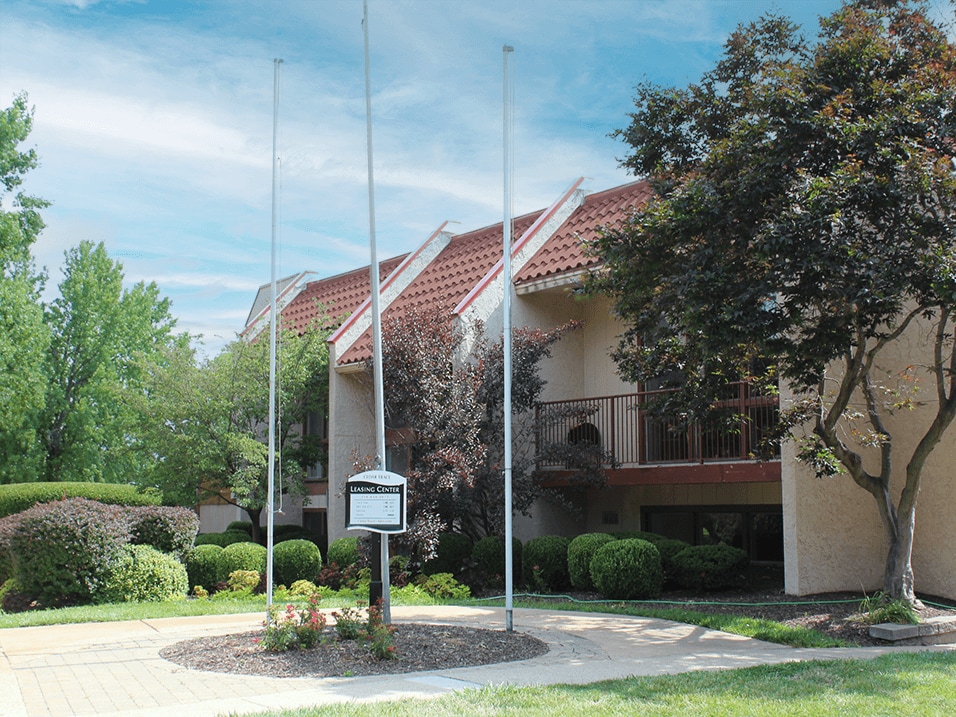 Cedar Trace in Maryland Heights, MO - Building Photo