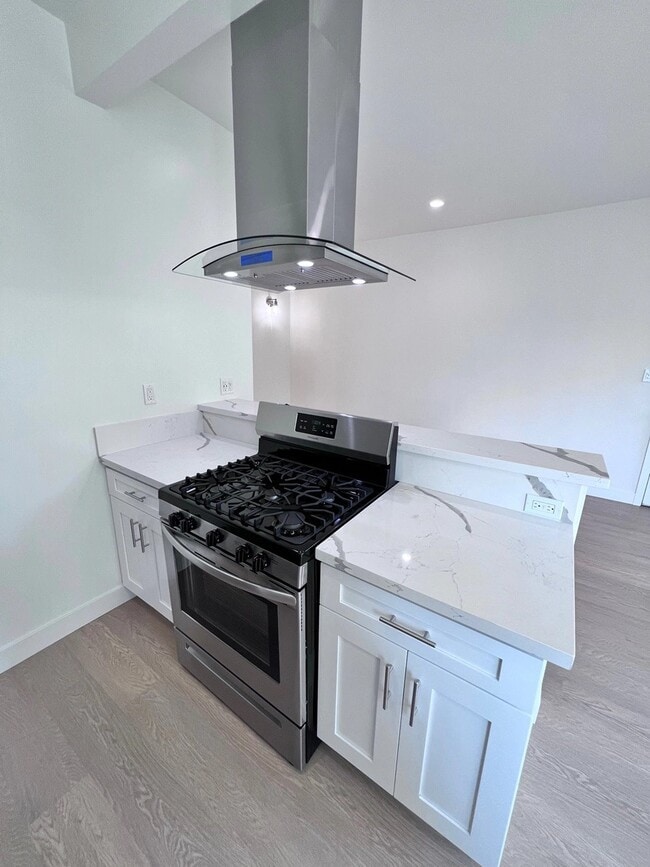 133 N Reno St, Unit 202 in Los Angeles, CA - Building Photo - Building Photo