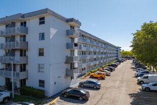 North Bay Villas in North Bay Village, FL - Building Photo