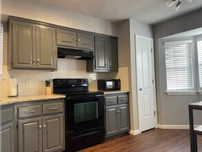 2300 Oakwood Ave in Bentonville, AR - Building Photo - Building Photo