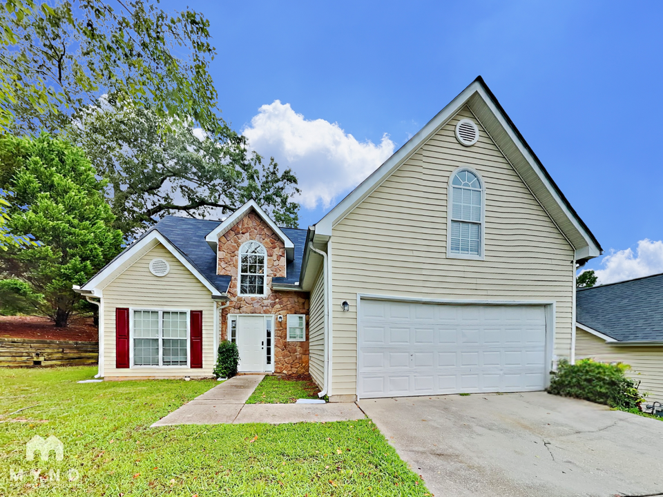 3852 Meadow Glen Way in Fairburn, GA - Foto de edificio