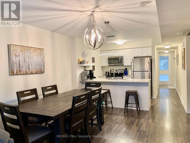 4 Cove Ct in Collingwood, ON - Building Photo - Building Photo