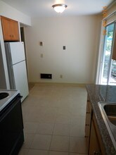 11221 NE Glisan St-Unit -4 in Portland, OR - Building Photo - Building Photo