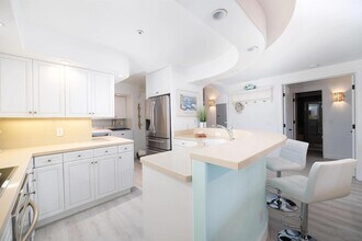 8263 Camino Del Oro, Unit 372 in San Diego, CA - Foto de edificio - Building Photo