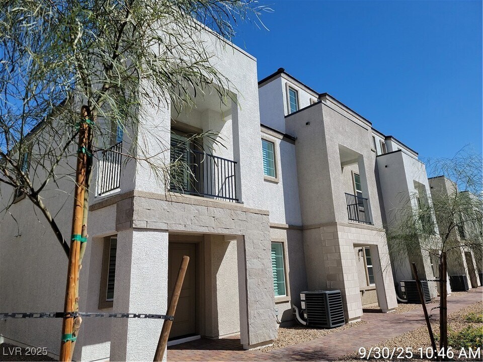 8671 Luxuriant Ave in Las Vegas, NV - Building Photo