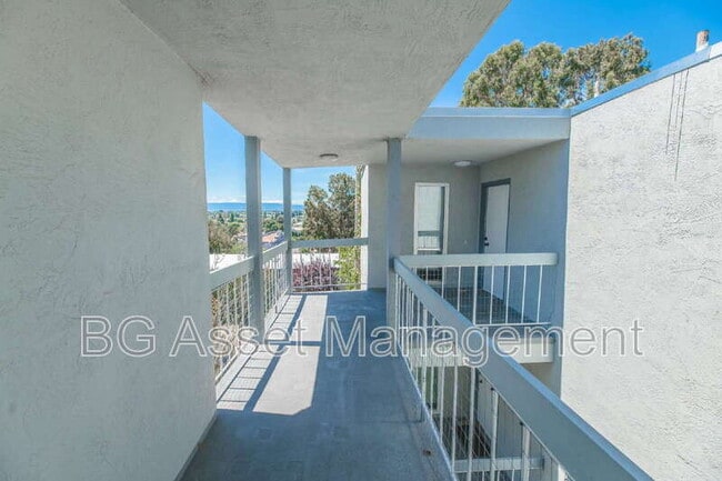 944 Fletcher Ln in Hayward, CA - Foto de edificio - Building Photo