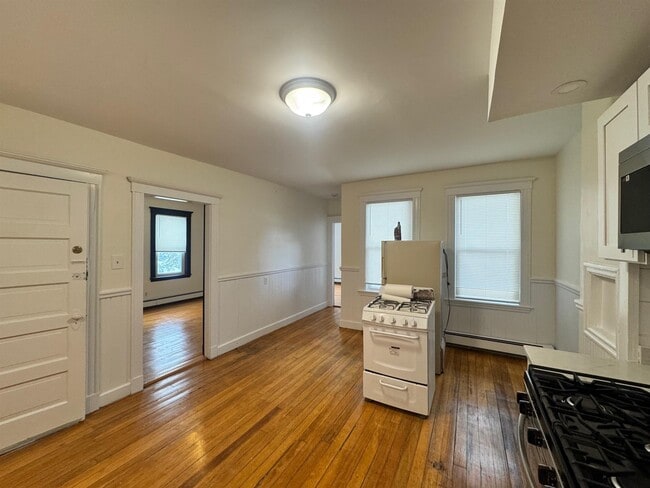 40A Linden Ave, Unit 2 in Somerville, MA - Foto de edificio - Building Photo