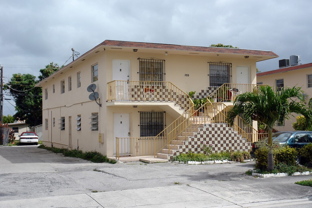 355 W 9th St in Hialeah, FL - Foto de edificio