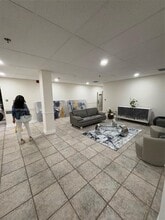 900 NE 195th St in Miami, FL - Foto de edificio - Building Photo