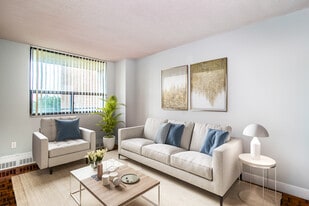 Goldengate Apartments in Toronto, ON - Building Photo