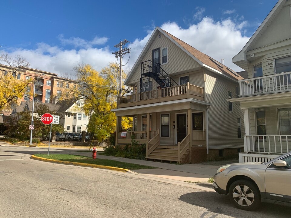 401 W Main St in Madison, WI - Building Photo