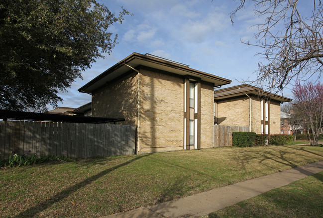 407 N Preston St in Ennis, TX - Building Photo - Building Photo