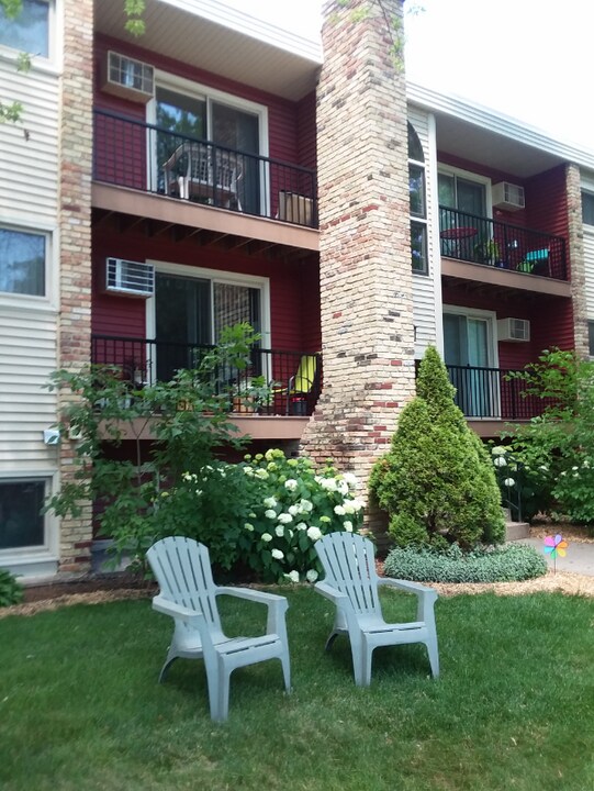 3246 Douglas Dr N in Minneapolis, MN - Building Photo