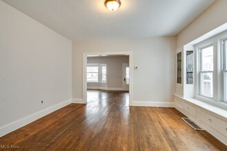 10806 Almira Ave in Cleveland, OH - Foto de edificio - Building Photo
