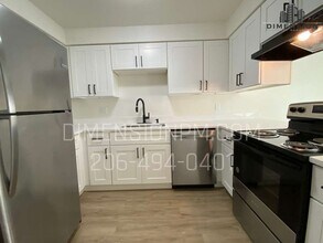 Refreshed 2 bed 1 bath in the City of Paci in Pacific, WA - Building Photo - Interior Photo