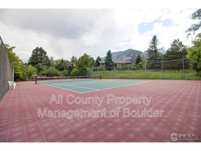 property at 14 Benthaven Pl