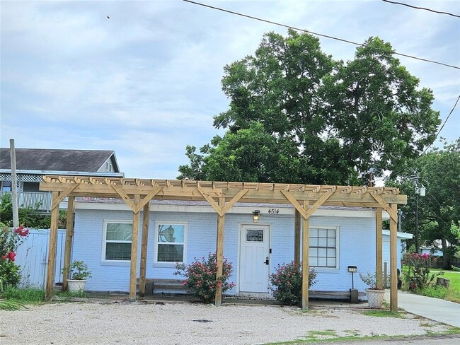 4514 W Bayshore Dr in Bacliff, TX - Building Photo - Building Photo