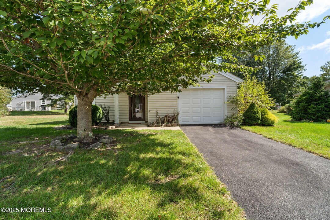 7 Tamarack Ct in Barnegat Township, NJ - Building Photo