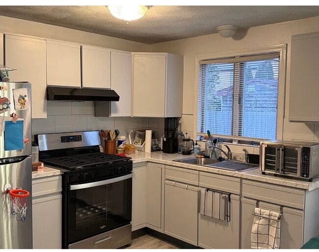 294 Grosvenor Ave, Unit 294 in East Providence, RI - Building Photo - Building Photo