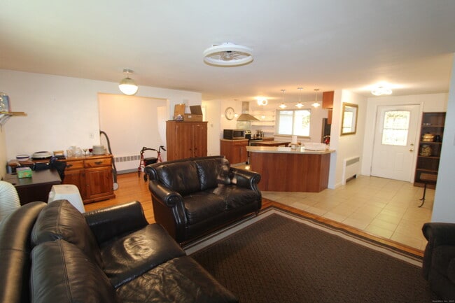 422 S Main St in West Hartford, CT - Building Photo - Building Photo