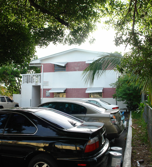 16221 NE 18 Pl in Miami, FL - Foto de edificio - Building Photo