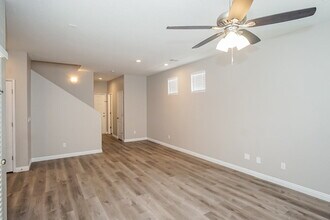 10563 La Campana St in Las Vegas, NV - Foto de edificio - Building Photo