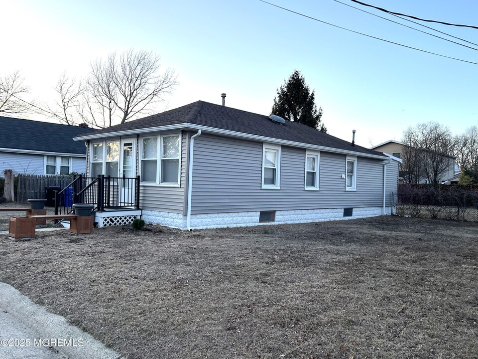 11 Cedar Ave in Middletown, NJ - Building Photo